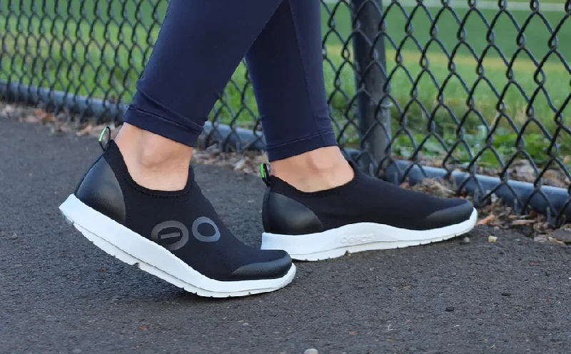 OOFOS OOmg SPORT BLACK/WHITE WOMEN